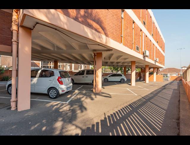 1,670M² BUSINESS CENTRE FOR SALE IN ESSENWOOD